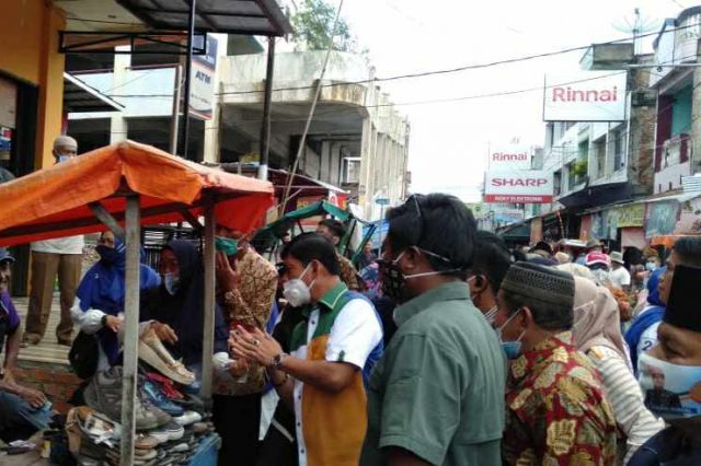 Berdialog Langsung dengan Pedagang, Syafril Nursal Blusukan ke Pasar Sungai Penuh