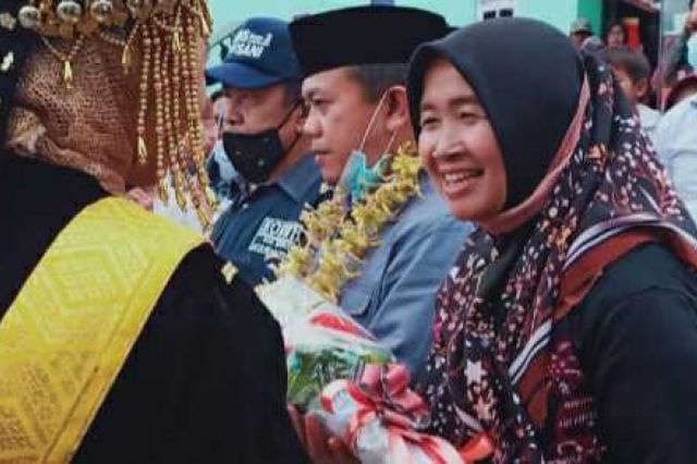 Pulang Kampung Negeri Jujun, Al Haris dan Istri Disambut Kalungan Bunga