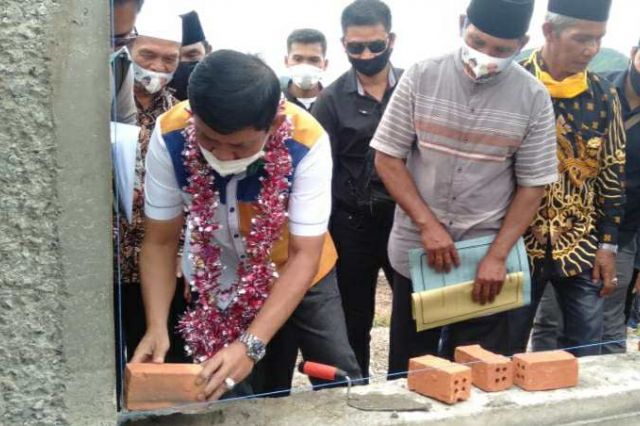 Syafril Nursal Meletakkan Batu Pertama Pembangunan Mushalla Nurul Ikhsan