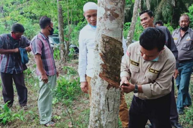 Al Haris Teteskan Air Mata Saat Bertemu Petani Karet Muaro Jambi, Ini Alasannya