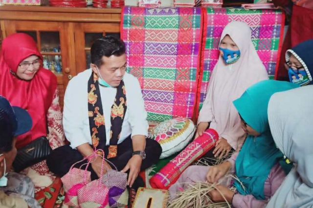 Kunjungi Pusat Anyaman di Rawang, Al Haris Disambut Riuh Pengrajin dan Emak-emak