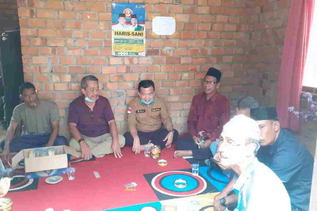 Silaturahmi ke Desa Muhajirin, Al Haris Berdiskusi dengan Warga Soal Karet