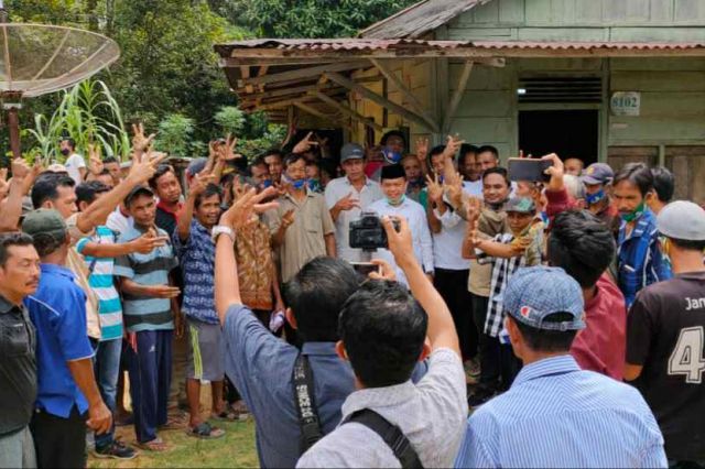 Di Guruh Baru Mandiangin, Warga Curhat Jalan Rusak dengan Al Haris
