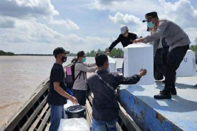 Distribusikan Logistik Pilkada di Pengabuan, Kapolsek Gunakan Jalur Luar dan Darat