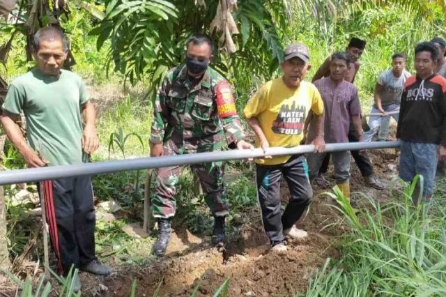 Bantu Warga Pasang Pipa Air, Potret Kehadiran TNI Ditengah Masyarakat
