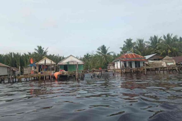 7 Bangunan di Desa Air Hitam Laut Nyaris Roboh Disapu Gelombang