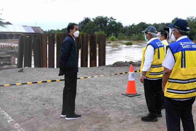 Tinjau Banjir di Kalsel, Jokowi Intruksikan Menteri PUPR Segera Perbaiki Kerusakan Insfratruktur Jembatan