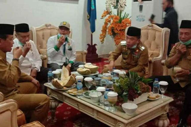 Fachrori Dijamu Al Haris Makan Durian