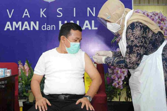 Setelah Nakes, Bupati Al Haris Orang Pertama Menerima Vaksin Covid-19