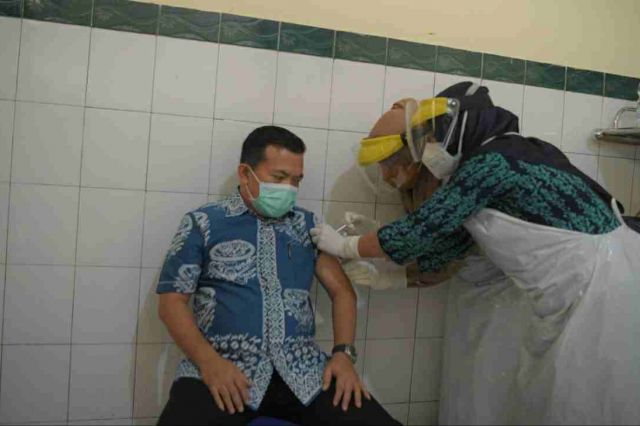 Bupati Al Haris Suntik Vaksin Covid-19 Tahap Kedua