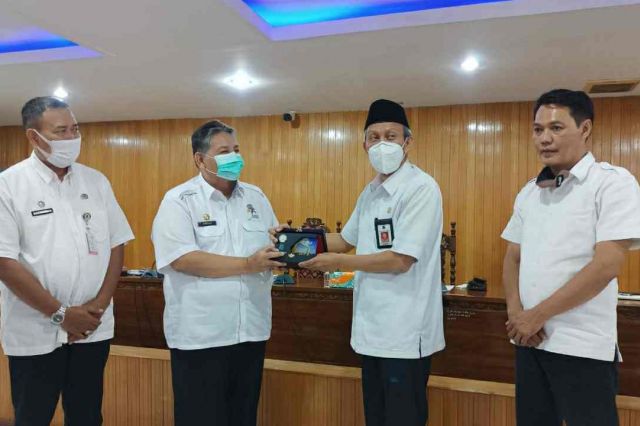 Peningkatan Infrastruktur Jalan Perbatasan, Pemkab Tanjab Barat Lakukan MoU Dengan Inhil