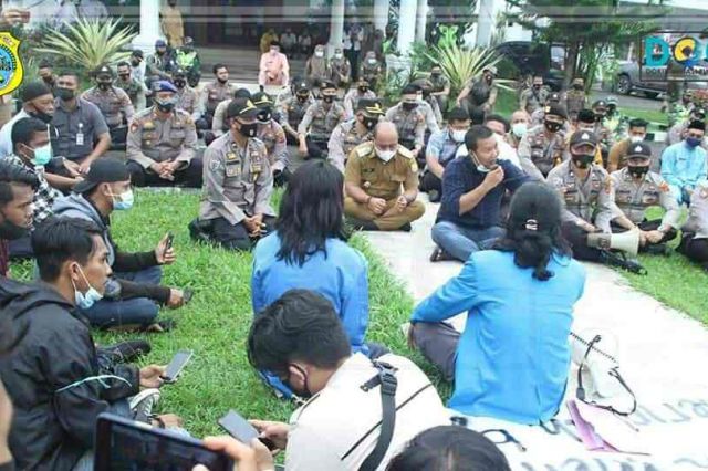 Tampung Aspirasi, Bupati Tanjab Timur Temui Pendemo