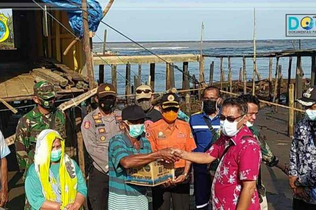 Serahkan Bantuan, Sekda Sapril Dialog Soal Relokasi