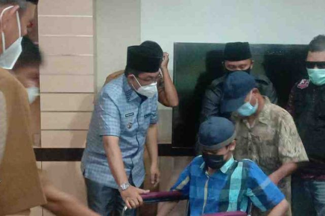 Bersama ACT, Bupati Tanjabbar Serahkan Kursi Roda Untuk Difabel