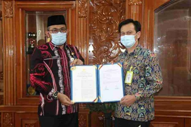 Sudirman Serahkan SK Penetapan Lokasi Pengadaan Tanah Pembangunan Jalan Tol Betung Tempino- Jambi