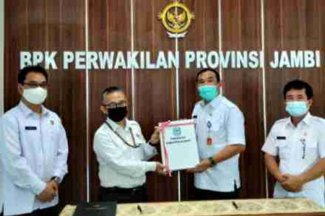 Sekda Asraf Serahkan LKD Kerinci 2020 ke BPK Perwakilan Jambi