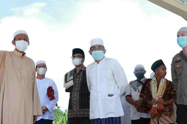 Bupati Anwar Sadat Sholat Jumat di Masjid Syaikh Utsman