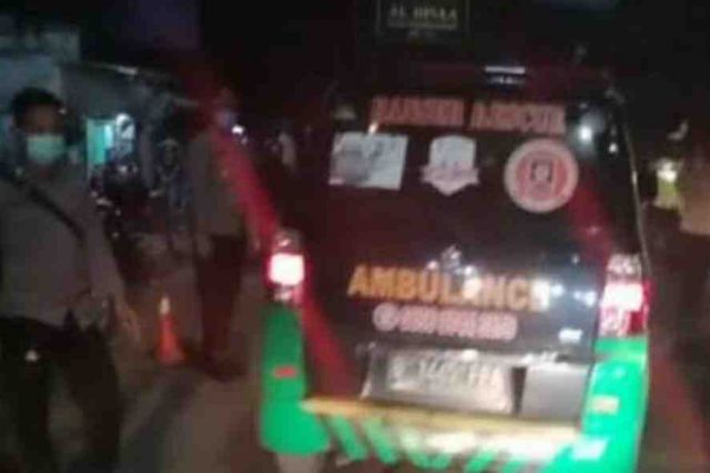Ambulans Angkut Pemudik Dicegat di Tol Cikarang