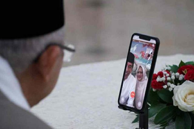Presiden Jokowi dan Ibu Negara Bersilaturahmi dengan Wapres dan Ibu Wury secara Daring