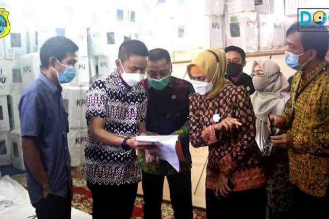 Sekda Dampingi Pj Gubernur Cek Logistik PSU di Gudang KPU Tanjab Timur