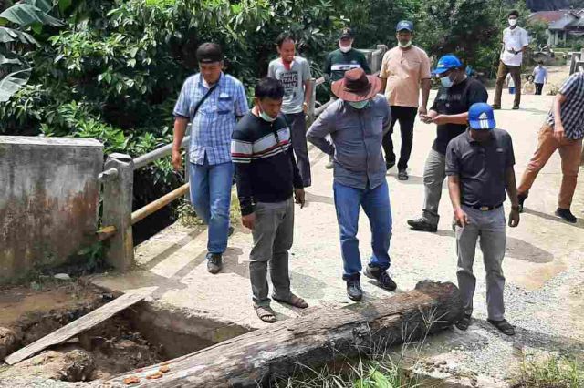 Wabup Hairan Tinjau Kondisi Jembatan yang Tergerus Akibat Banjir