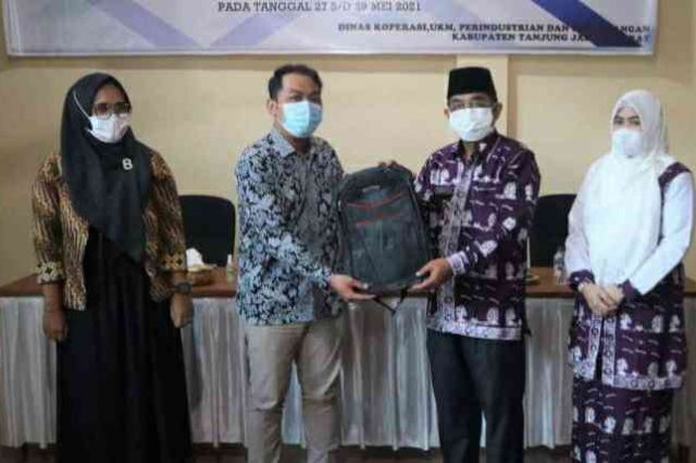 Didampingi Istri, Bupati Tanjab Barat Buka Pelatihan Pembuatan Batik