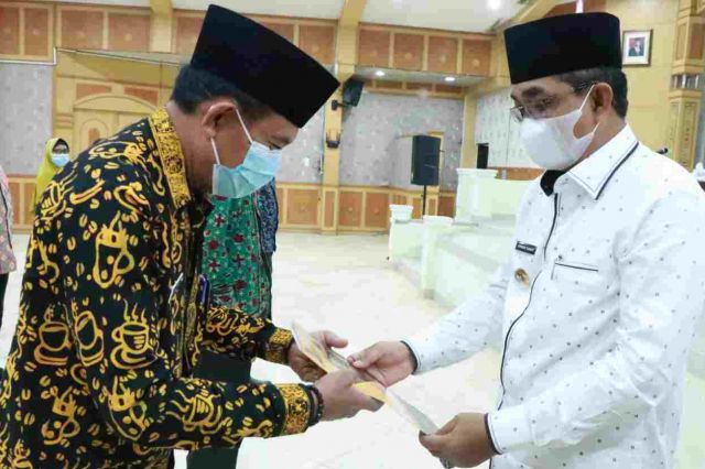 Bupati Anwar Serahkan 20 SK Pensiun PNS