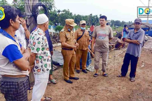 Wabup Tanjab Timur Temui Warga Korban Kebakaran di Desa Sungai Jambat