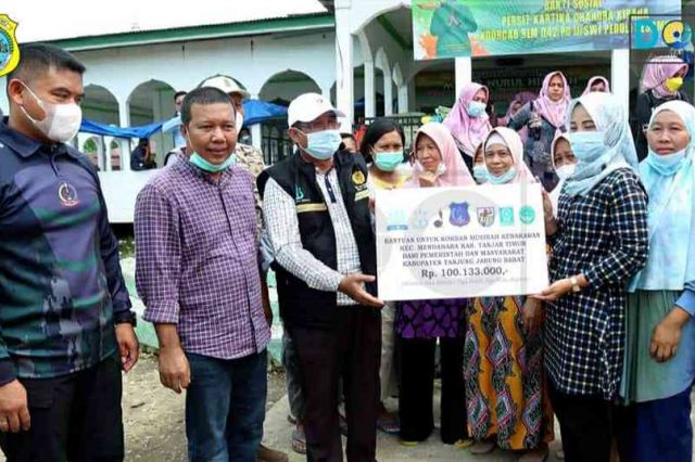 Bupati Romi Dampingi Bupati Tanjab Barat Salurkan Bantuan ke Desa Mendahara Tengah