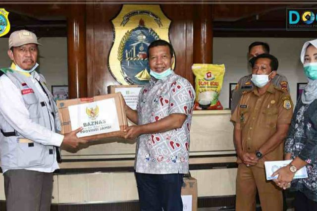 Secara Simbolis Bupati Tanjab Timur Terima Bantuan Korban Kebakaran