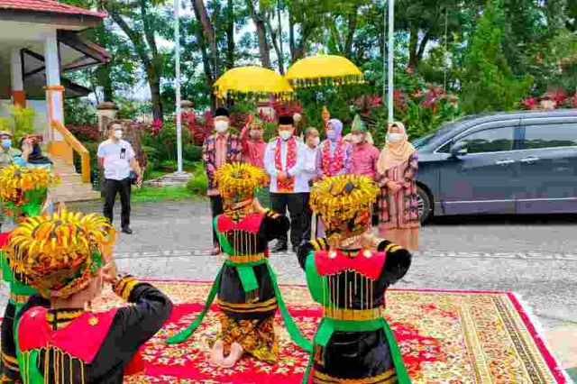 Air Mata Haru Warnai Moment Gubernur Jambi Al Haris Pulang Kampung