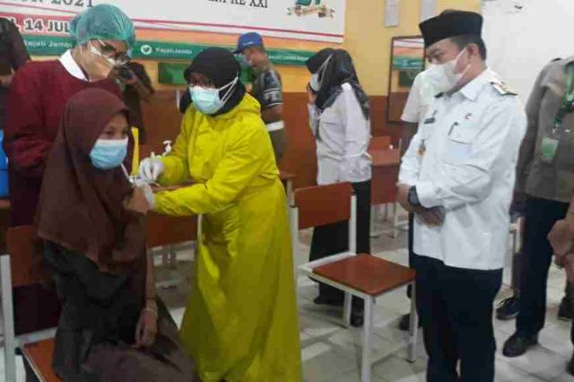 Vaksinasi untuk Anak Remaja Dimulai, Al Haris Apresiasi Pelaksanaan yang Langsung Sambangi Sekolah