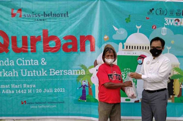 Swiss-Belhotel Jambi Distribusikan 120 Kg Daging Kurban ke Warga Sekitar Lingkungan Hotel