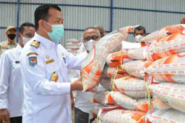 Gubernur Al Haris Minta Penyaluran Beras Tepat Waktu dan Sasaran