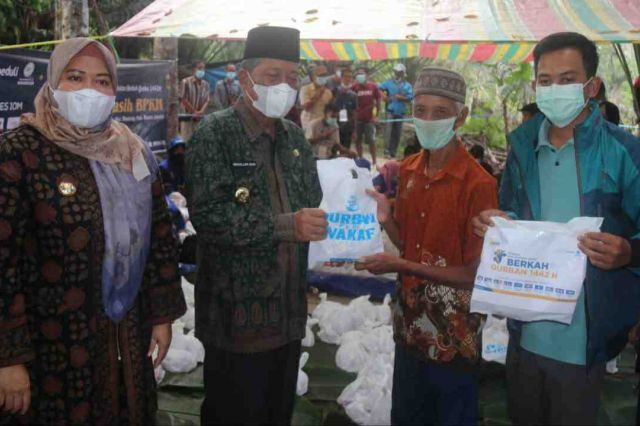 Wagub Abdullah Sani Hadiri Penyembelihan Hewan Kurban untuk Suku Anak Dalam