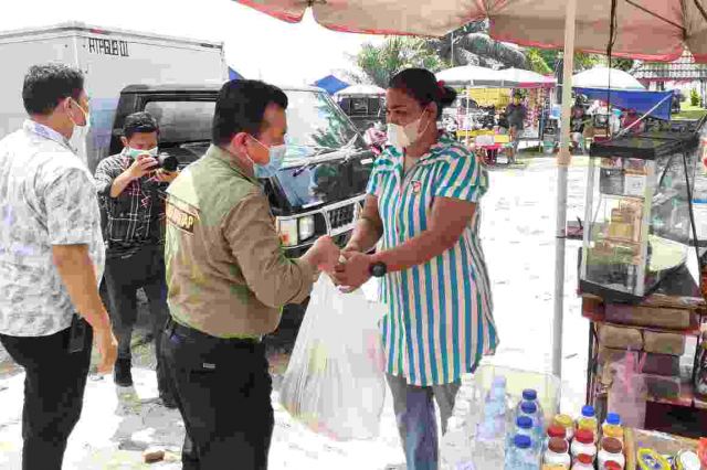 Sambangi Pedagang di Ancol, Gubernur Al Haris Bagikan Sembako