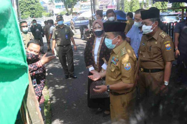 Gubernur Al Haris Salurkan Paket Bantuan Sembako Kepada Pelaku Ekonomi