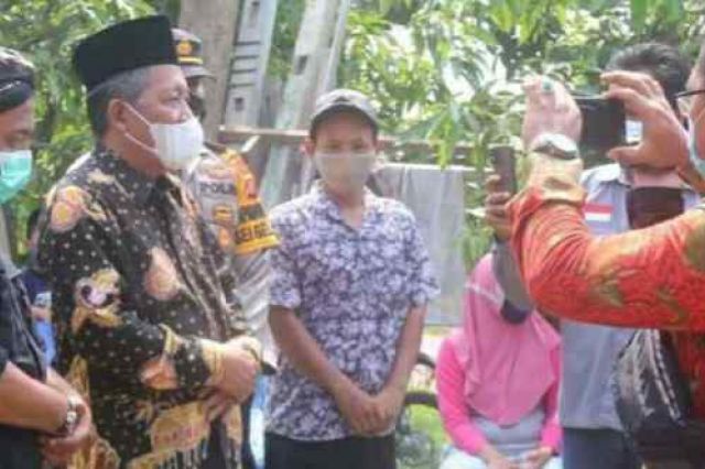 Salurkan Bantuan Sembako, Wagub Abdullah Sani Imbau Warga Patuhi Prokes
