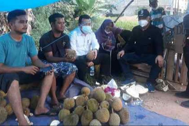 Saat Gubernur Al Haris Makan Durian di Pinggir Jalan