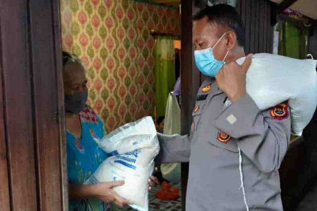Penyerahan Beras Bansos, Kapolres Tanjab Barat Harap Kapolsek dan BKTM Menyalurkan Tepat Sasaran