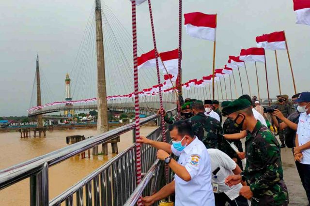 Gubernur Al Haris Kibarkan Seribu Bendera Merah Putih