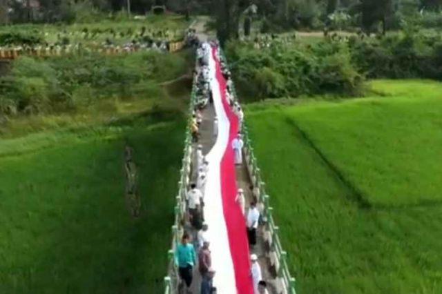 HUT ke-76 RI, Pemuda dan Santri Ulu Gedong Bentangkan Bendera Merah-Putih Sepanjang 76 Meter