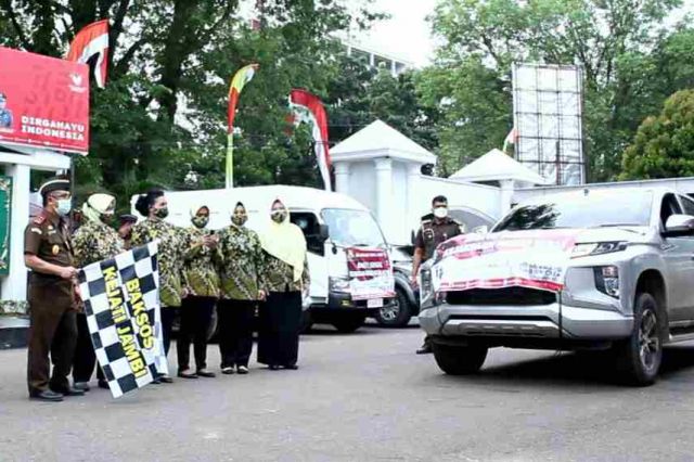 Kajati Jambi Lepas Pendistribusian Bantuan 10 Ton Beras dan 2000 Paket Sembako