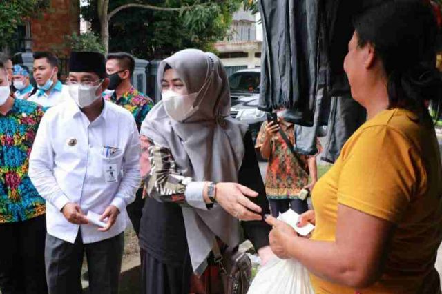 Bupati Anwar Bersama Milenial Anshar Bagikan Paket Sembako di Wilayah Tungkal Harapan