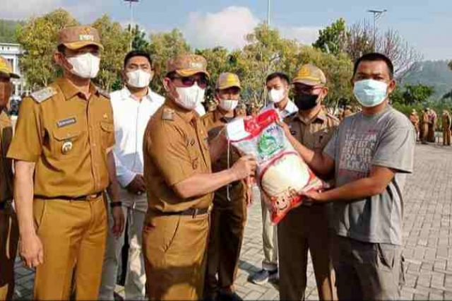 Pemkot Sungai Penuh Serahkan Bantuan Sosial Bagi  Warga Terdampak Covid-19