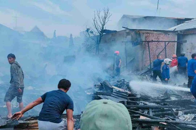 Belasan Rumah di Jalan Ketapang Kuala Tungkal Hangus Dilalap Si Jago Merah