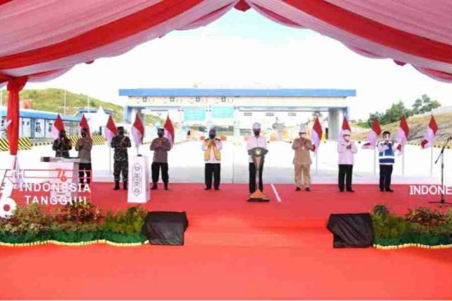 Presiden Jokowi Resmikan Tol Pertama di Pulau Kalimantan