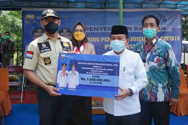 Serahkan Bantuan JPS Senilai 1,5 Miliar di Tebo, Gubernur Al Haris: Dananya Akan Disalurkan Melalui Pos