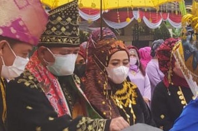 Acara Adat Sambut Hijrah Bupati Mashuri ke Rumah Dinas