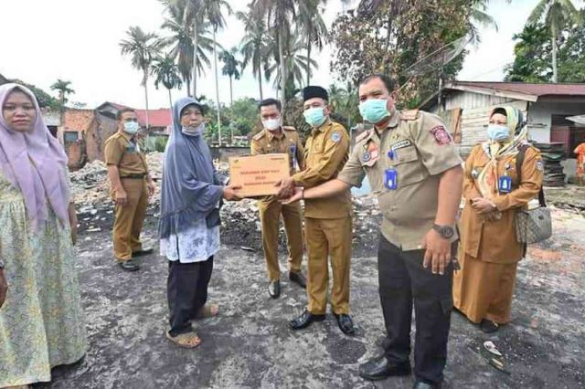 Kunjungi Korban Kebakaran Rumah Sanggar Seni, Bupati Mashuri Salurkan Bantuan